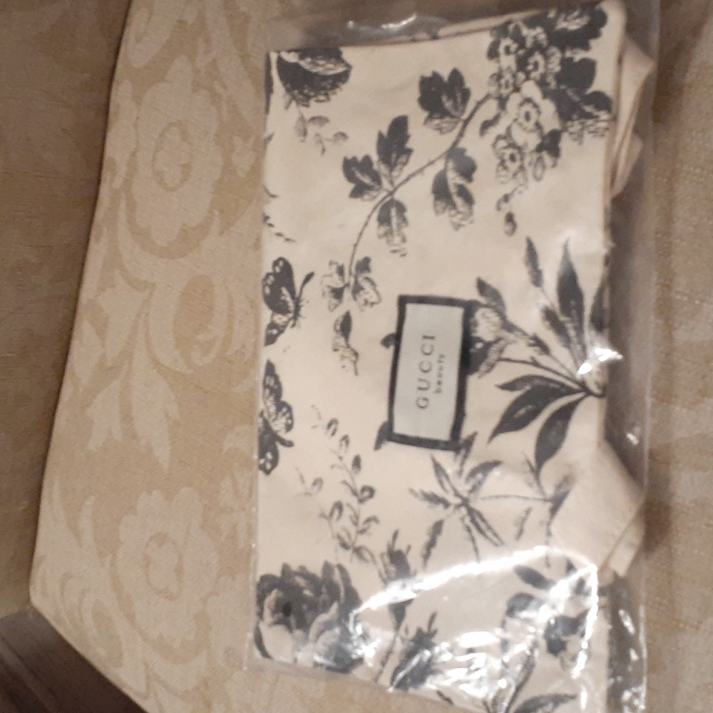 GUCCI FEMALE SATIN BLOOM POUCH TOTE NWT - Picture 11 of 11